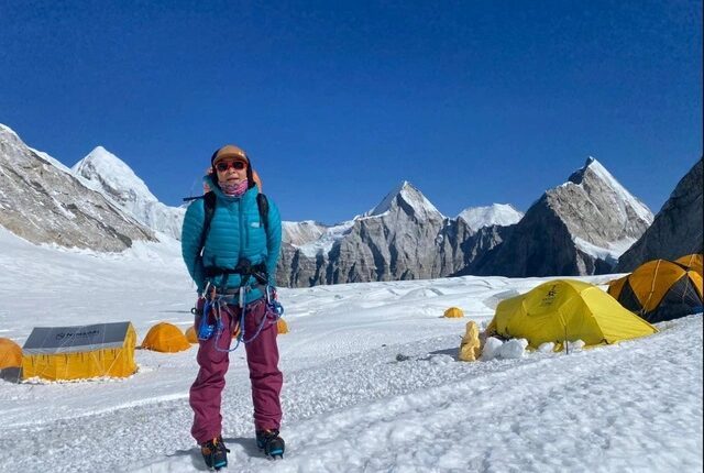 Үлкен есегі бар сүйкімді ханым өзін құмарлана ыңылдап, күшті үміткерге береді.